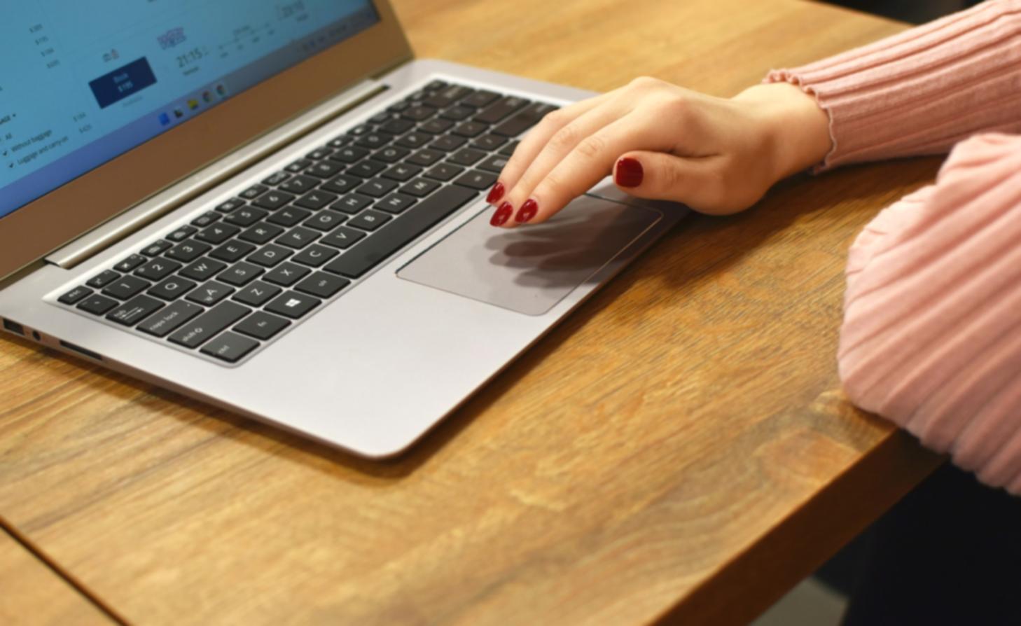 Finanzanalysten bei der Arbeit mit Datenmodellen