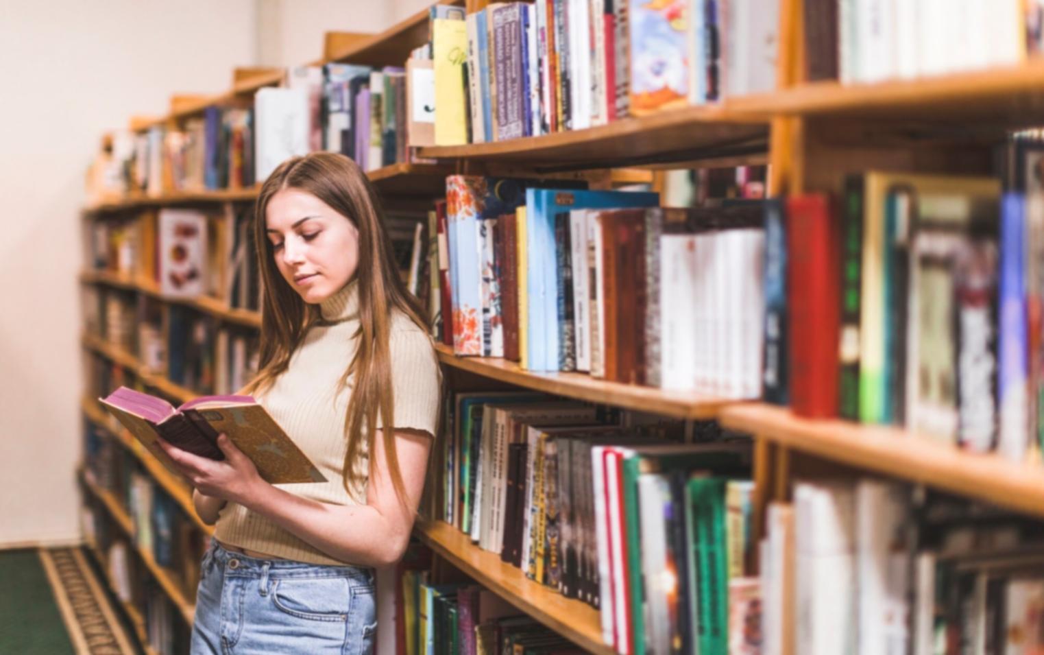 Analyst arbeitet konzentriert an Finanzmodellen